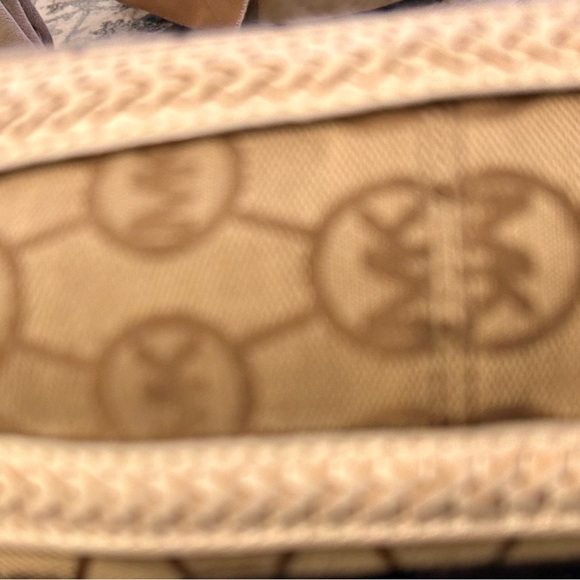 Michael Kors Pocket Book - Picture 12 of 16